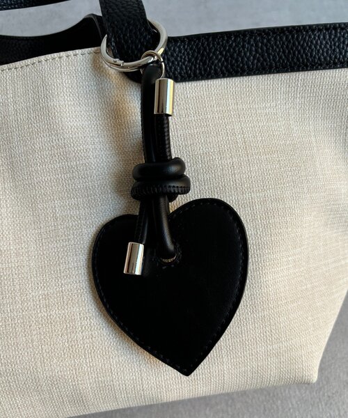 DouDou（ドゥドゥ）の「ハートチャーム付トートバッグ（ショルダーバッグ・レディース・オフホワイト/ブラック・FREE）」の11枚目の写真