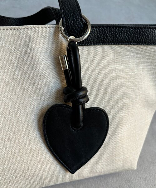 DouDou（ドゥドゥ）の「ハートチャーム付トートバッグ（ショルダーバッグ・レディース・オフホワイト/ブラック・FREE）」の12枚目の写真
