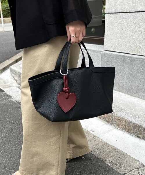 DouDou（ドゥドゥ）の「ハートチャーム付トートバッグ（ショルダーバッグ・レディース・オフホワイト/ブラック・FREE）」の17枚目の写真
