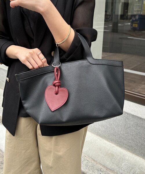 DouDou（ドゥドゥ）の「ハートチャーム付トートバッグ（ショルダーバッグ・レディース・オフホワイト/ブラック・FREE）」の18枚目の写真