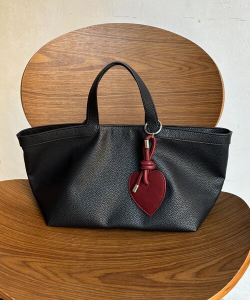 DouDou（ドゥドゥ）の「ハートチャーム付トートバッグ（ショルダーバッグ・レディース・オフホワイト/ブラック・FREE）」の19枚目の写真