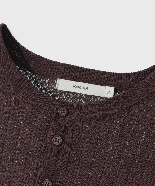 KIIMUIR(キミュア)の「クールタッチヘンリーネッククロップニット_ブラウン(ニット/セーター・メンズ・ブラウン・MEDIUM/LARGE/X-LARGE)」の4枚目の写真