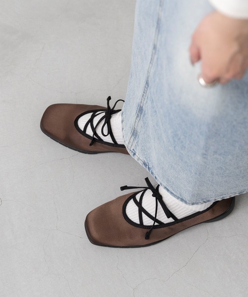 menue(メヌエ)の「スクエアトゥ サテン バレエスニーカー(スニーカー・レディース・ブラック/ダークブラウン・24.0cm/23.5cm/23.0cm/22.5cm/24.5cm)」の3枚目の写真