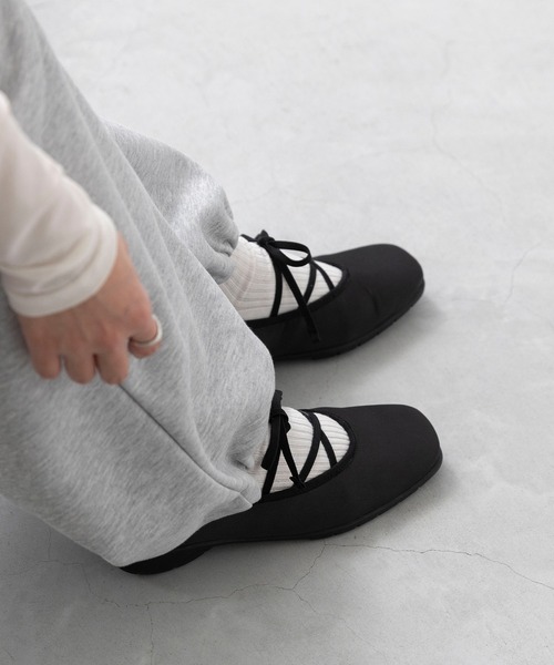 menue(メヌエ)の「スクエアトゥ サテン バレエスニーカー(スニーカー・レディース・ブラック/ダークブラウン・24.0cm/23.5cm/23.0cm/22.5cm/24.5cm)」の10枚目の写真