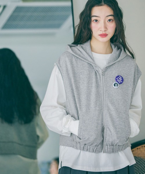 niko and...（ニコアンド）の「缶バッジダブルジップフードベスト（ベスト・レディース・ネイビー/グレー・LARGE/MEDIUM）」の2枚目の写真