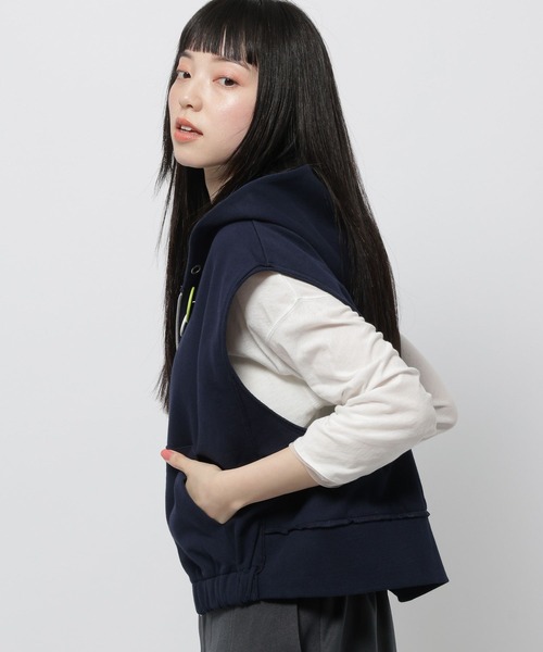 niko and...（ニコアンド）の「缶バッジダブルジップフードベスト（ベスト・レディース・ネイビー/グレー・LARGE/MEDIUM）」の18枚目の写真