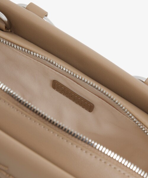 LACOSTE（ラコステ）の「セリス スモール トップハンドルバッグ（ハンドバッグ・レディース・ブラック/ベージュ・FREE）」の10枚目の写真