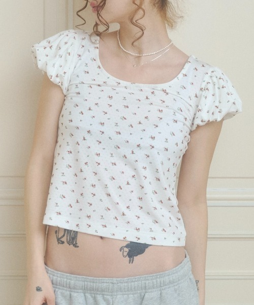 chernyy(チェルニー)の「floral puff sleeve tee / 小花柄パフTシャツ(Tシャツ/カットソー・レディース・ピンク/ホワイト・LARGE/MEDIUM/SMALL)」の1枚目の写真