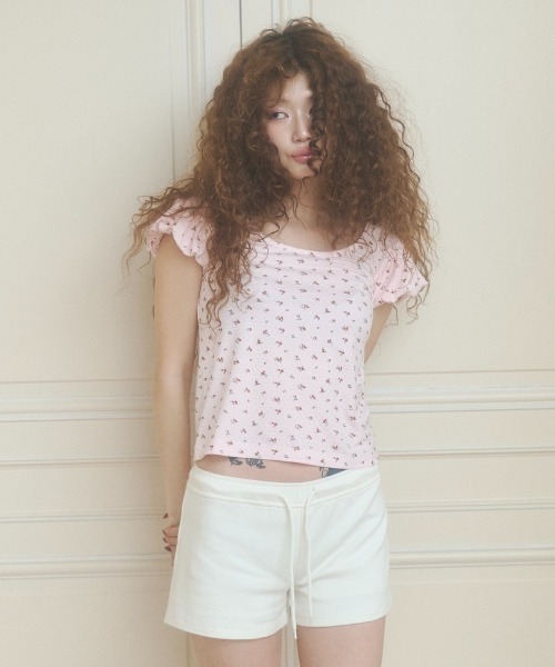 chernyy(チェルニー)の「floral puff sleeve tee / 小花柄パフTシャツ(Tシャツ/カットソー・レディース・ピンク/ホワイト・LARGE/MEDIUM/SMALL)」の18枚目の写真