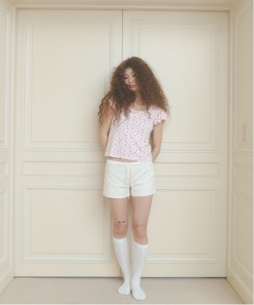 chernyy(チェルニー)の「floral puff sleeve tee / 小花柄パフTシャツ(Tシャツ/カットソー・レディース・ピンク/ホワイト・LARGE/MEDIUM/SMALL)」の6枚目の写真