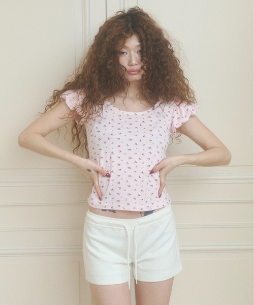 chernyy(チェルニー)の「floral puff sleeve tee / 小花柄パフTシャツ(Tシャツ/カットソー・レディース・ピンク/ホワイト・LARGE/MEDIUM/SMALL)」の4枚目の写真