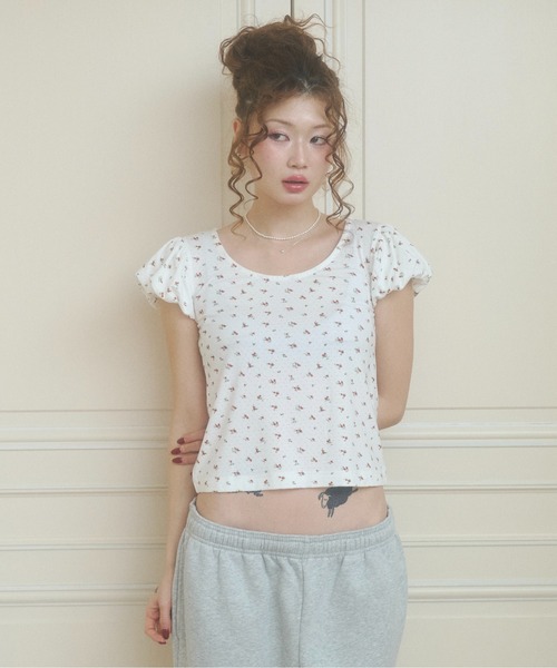 chernyy(チェルニー)の「floral puff sleeve tee / 小花柄パフTシャツ(Tシャツ/カットソー・レディース・ピンク/ホワイト・LARGE/MEDIUM/SMALL)」の3枚目の写真