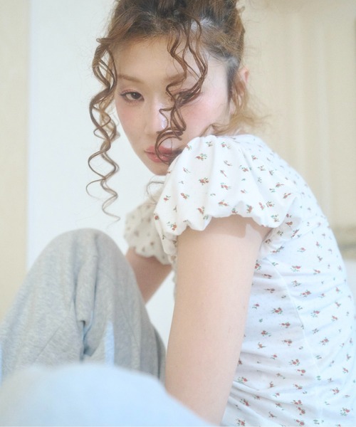 chernyy(チェルニー)の「floral puff sleeve tee / 小花柄パフTシャツ(Tシャツ/カットソー・レディース・ピンク/ホワイト・LARGE/MEDIUM/SMALL)」の10枚目の写真