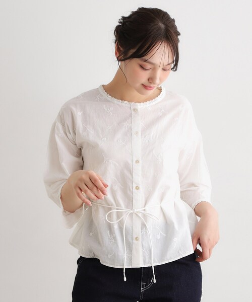 LAURA ASHLEY(ローラアシュレイ)の「【コットン100%/洗える/インド製】総柄刺繍ブラウス(シャツ/ブラウス・レディース・オフホワイト/グリーン系・40/38)」の1枚目の写真