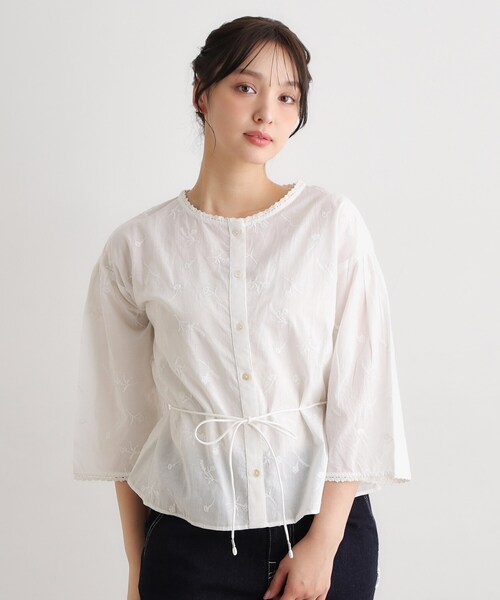 LAURA ASHLEY(ローラアシュレイ)の「【コットン100%/洗える/インド製】総柄刺繍ブラウス(シャツ/ブラウス・レディース・オフホワイト/グリーン系・40/38)」の3枚目の写真