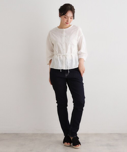 LAURA ASHLEY(ローラアシュレイ)の「【コットン100%/洗える/インド製】総柄刺繍ブラウス(シャツ/ブラウス・レディース・オフホワイト/グリーン系・40/38)」の4枚目の写真