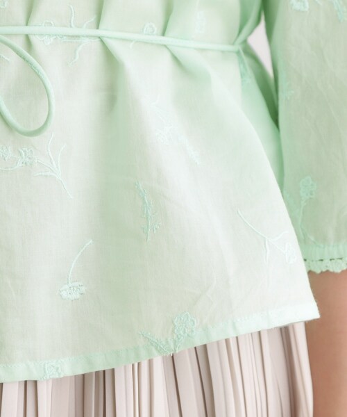 LAURA ASHLEY(ローラアシュレイ)の「【コットン100%/洗える/インド製】総柄刺繍ブラウス(シャツ/ブラウス・レディース・オフホワイト/グリーン系・40/38)」の16枚目の写真