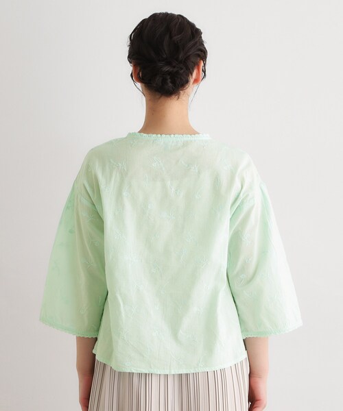 LAURA ASHLEY(ローラアシュレイ)の「【コットン100%/洗える/インド製】総柄刺繍ブラウス(シャツ/ブラウス・レディース・オフホワイト/グリーン系・40/38)」の18枚目の写真