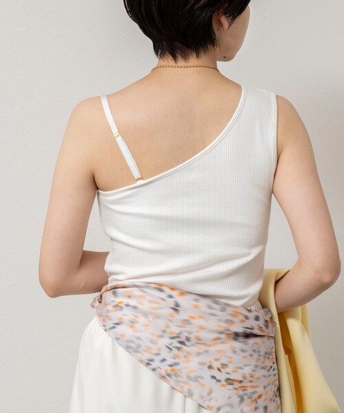 NOLLEY’S Sophi（ノーリーズソフィ）の「ウォッシャブルカップ付ワンショルタンクトップ（タンクトップ・レディース・カーキ/ブラック/オフホワイト・38）」の6枚目の写真