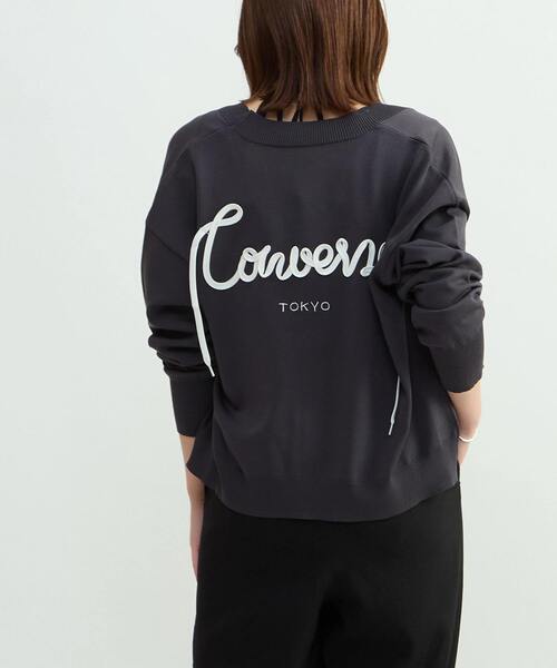 CONVERSE TOKYO(コンバーストウキョウ)の「BACK SPINDLE LOGO CARDIGAN(カーディガン/ボレロ・レディース・ベージュ/チャコールグレー・FREE)」の1枚目の写真