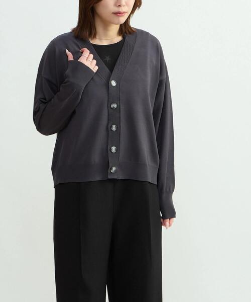 CONVERSE TOKYO(コンバーストウキョウ)の「BACK SPINDLE LOGO CARDIGAN(カーディガン/ボレロ・レディース・ベージュ/チャコールグレー・FREE)」の3枚目の写真