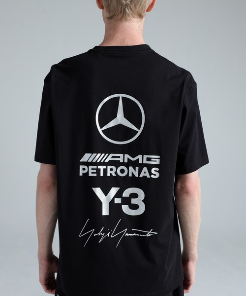 Y-3(ワイスリー)の「Y-3 MERCEDES - AMG PETRONAS FORMULA 1 TEAM LOGO STACK SHORT SLEEVE TEE(Tシャツ/カットソー・メンズ・ブラック・XX-SMALL/X-SMALL/SMALL/MEDIUM/LARGE/X-LARGE/XX-LARGE)」の5枚目の写真