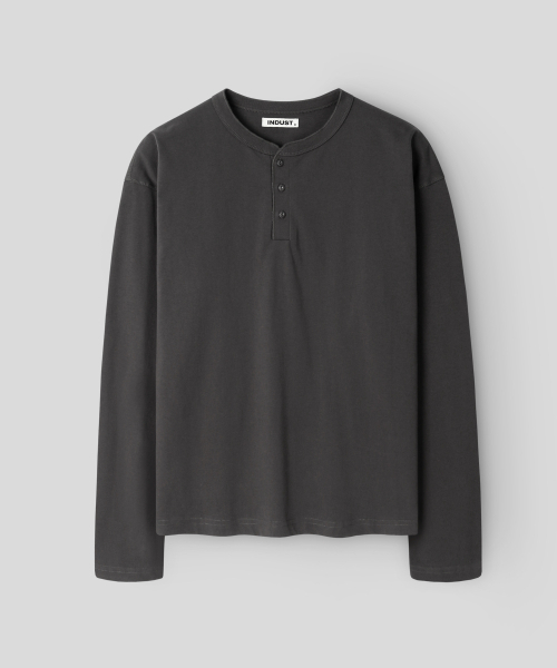 INDUST（インダスト）の「セミクロップヘンリーネックロングスリーブTシャツ_ブラック（Tシャツ/カットソー・レディース・ブラック・1(S)/2(M)/3(L)）」の3枚目の写真