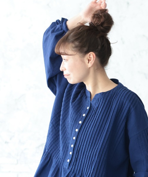soulberry(ソウルベリー)の「群青色のピンタックブラウス(シャツ/ブラウス・レディース・ネイビー・M/L/LL/3L/4L/5L)」の2枚目の写真