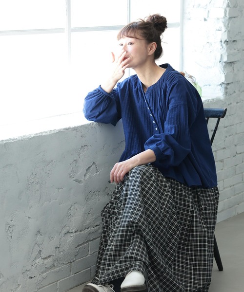 soulberry(ソウルベリー)の「群青色のピンタックブラウス(シャツ/ブラウス・レディース・ネイビー・M/L/LL/3L/4L/5L)」の3枚目の写真