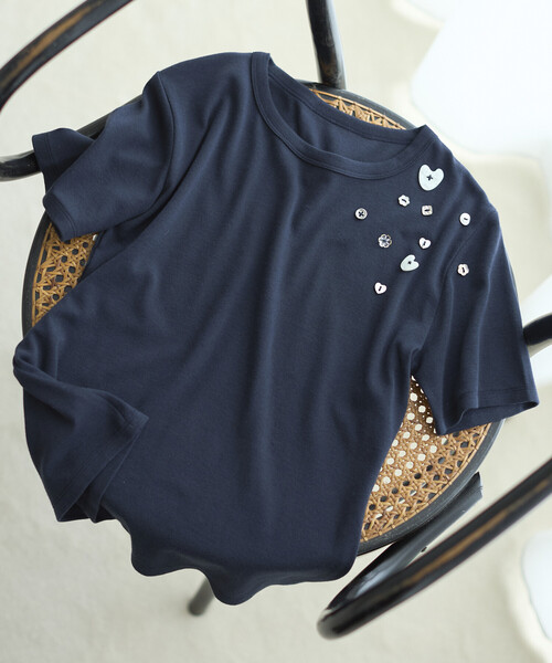 Firsthand(ファーストハンド)の「Firsthand/ファーストハンド メニーボタン コットンモダール 半袖Tシャツ(Tシャツ/カットソー・レディース・オフホワイト/サックスブルー/ブラック/ネイビー・FREE)」の3枚目の写真