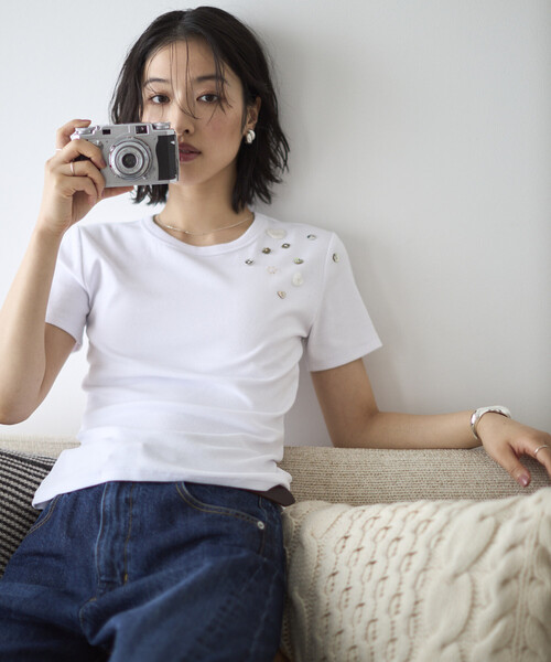 Firsthand(ファーストハンド)の「Firsthand/ファーストハンド メニーボタン コットンモダール 半袖Tシャツ(Tシャツ/カットソー・レディース・オフホワイト/サックスブルー/ブラック・FREE)」の1枚目の写真