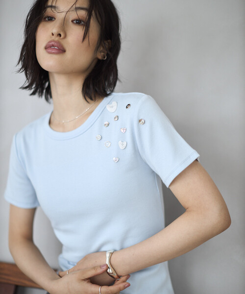 Firsthand(ファーストハンド)の「Firsthand/ファーストハンド メニーボタン コットンモダール 半袖Tシャツ(Tシャツ/カットソー・レディース・オフホワイト/サックスブルー/ブラック・FREE)」の3枚目の写真