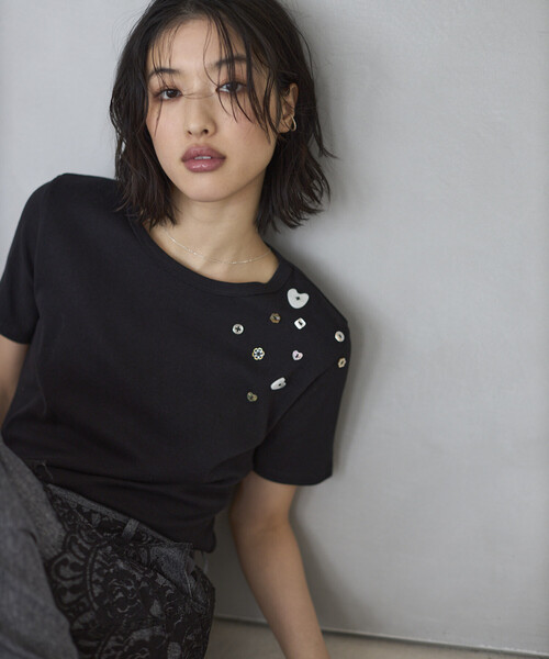 Firsthand(ファーストハンド)の「Firsthand/ファーストハンド メニーボタン コットンモダール 半袖Tシャツ(Tシャツ/カットソー・レディース・オフホワイト/サックスブルー/ブラック・FREE)」の2枚目の写真