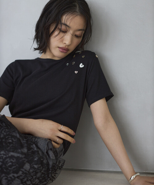 Firsthand(ファーストハンド)の「Firsthand/ファーストハンド メニーボタン コットンモダール 半袖Tシャツ(Tシャツ/カットソー・レディース・オフホワイト/サックスブルー/ブラック・FREE)」の16枚目の写真