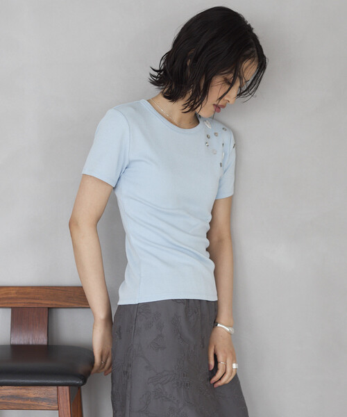 Firsthand(ファーストハンド)の「Firsthand/ファーストハンド メニーボタン コットンモダール 半袖Tシャツ(Tシャツ/カットソー・レディース・オフホワイト/サックスブルー/ブラック・FREE)」の17枚目の写真