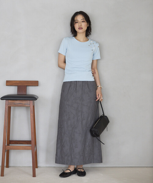 Firsthand(ファーストハンド)の「Firsthand/ファーストハンド メニーボタン コットンモダール 半袖Tシャツ(Tシャツ/カットソー・レディース・オフホワイト/サックスブルー/ブラック・FREE)」の7枚目の写真