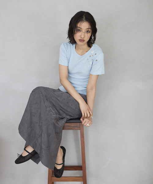 Firsthand(ファーストハンド)の「Firsthand/ファーストハンド メニーボタン コットンモダール 半袖Tシャツ(Tシャツ/カットソー・レディース・オフホワイト/サックスブルー/ブラック・FREE)」の4枚目の写真