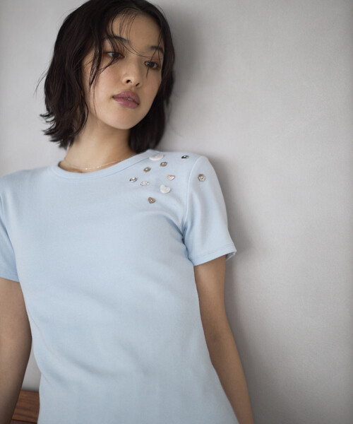 Firsthand(ファーストハンド)の「Firsthand/ファーストハンド メニーボタン コットンモダール 半袖Tシャツ(Tシャツ/カットソー・レディース・オフホワイト/サックスブルー/ブラック・FREE)」の6枚目の写真