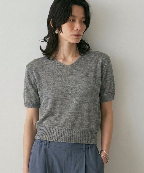 qualite(カリテ)の「カラーポリリネンVネックニット 春服 夏服 オフィスカジュアル(ニット/セーター・レディース・ワイン/チャコールグレー/ブルー/オフホワイト・フリー)」の2枚目の写真