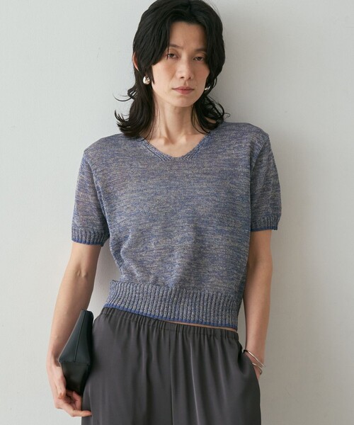 qualite(カリテ)の「カラーポリリネンVネックニット 春服 夏服 オフィスカジュアル(ニット/セーター・レディース・ワイン/チャコールグレー/ブルー/オフホワイト・フリー)」の10枚目の写真