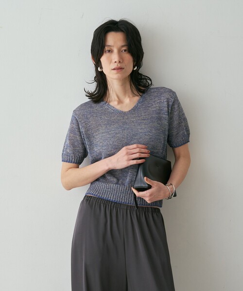 qualite(カリテ)の「カラーポリリネンVネックニット 春服 夏服 オフィスカジュアル(ニット/セーター・レディース・ワイン/チャコールグレー/ブルー/オフホワイト・フリー)」の11枚目の写真