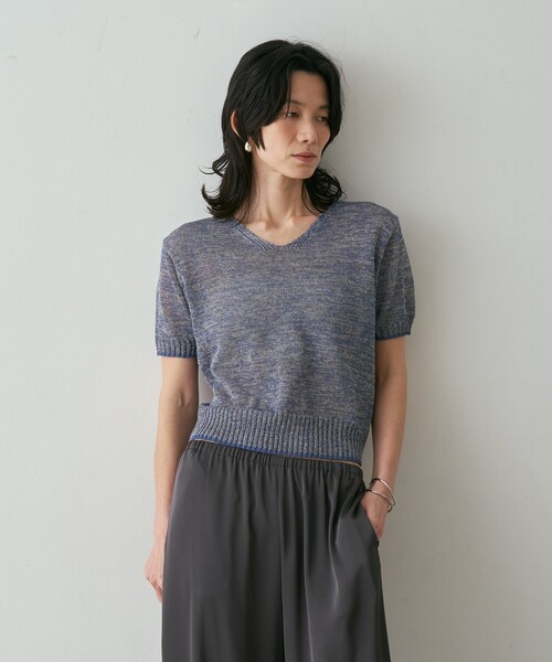 qualite(カリテ)の「カラーポリリネンVネックニット 春服 夏服 オフィスカジュアル(ニット/セーター・レディース・ワイン/チャコールグレー/ブルー/オフホワイト・フリー)」の12枚目の写真