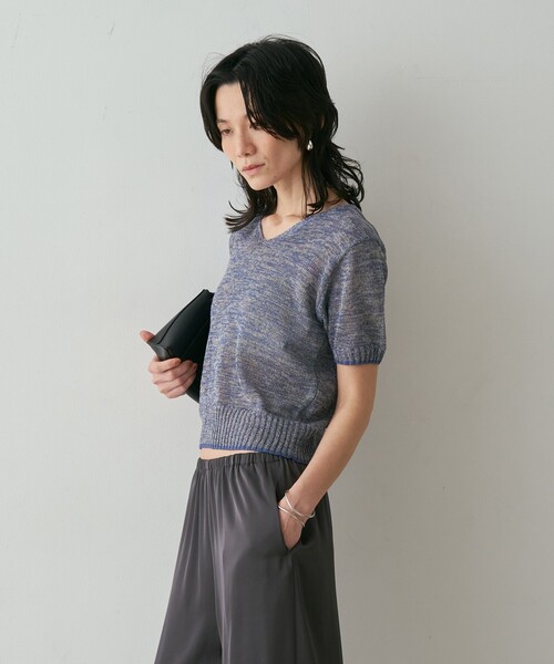 qualite(カリテ)の「カラーポリリネンVネックニット 春服 夏服 オフィスカジュアル(ニット/セーター・レディース・ワイン/チャコールグレー/ブルー/オフホワイト・フリー)」の14枚目の写真