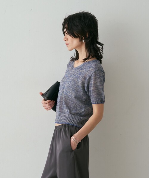 qualite(カリテ)の「カラーポリリネンVネックニット 春服 夏服 オフィスカジュアル(ニット/セーター・レディース・ワイン/チャコールグレー/ブルー/オフホワイト・フリー)」の15枚目の写真