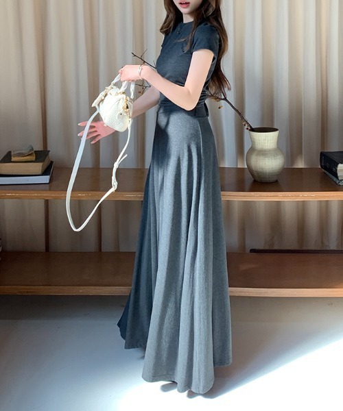 AMAJI(アマジ)の「半袖トップス+ロングスカート セットアップ(セットアップ・レディース・ブラック/グレー・SMALL/MEDIUM/LARGE)」の2枚目の写真