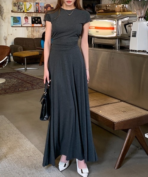 AMAJI(アマジ)の「半袖トップス+ロングスカート セットアップ(セットアップ・レディース・ブラック/グレー・SMALL/MEDIUM/LARGE)」の3枚目の写真