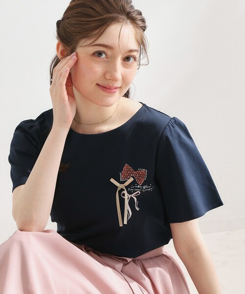 couture brooch(クチュールブローチ)の「【接触冷感・UVカット・洗える】リボンプリントTシャツ(Tシャツ/カットソー・レディース・オフホワイト/ネイビー/ライトグレー・42/40/38/36)」の3枚目の写真