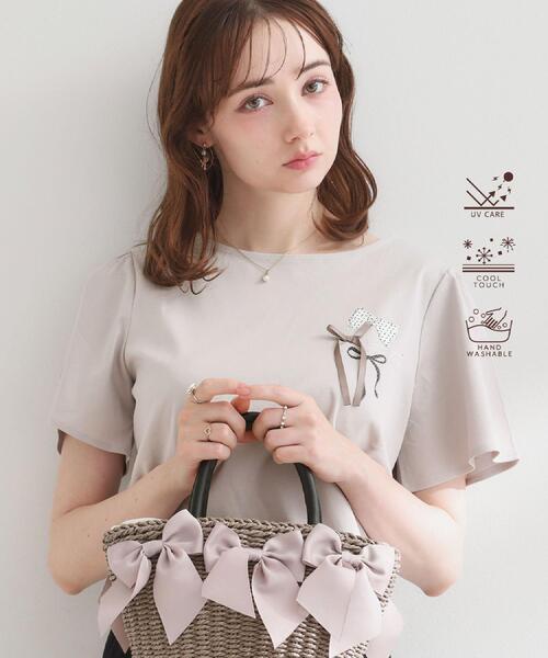 couture brooch(クチュールブローチ)の「【接触冷感・UVカット・洗える】リボンプリントTシャツ(Tシャツ/カットソー・レディース・オフホワイト/ネイビー/ライトグレー・42/40/38/36)」の2枚目の写真