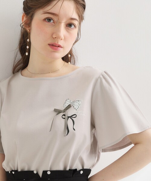 couture brooch(クチュールブローチ)の「【接触冷感・UVカット・洗える】リボンプリントTシャツ(Tシャツ/カットソー・レディース・オフホワイト/ネイビー/ライトグレー・42/40/38/36)」の18枚目の写真