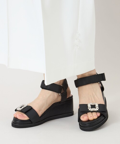 TO BE CHIC(トゥー ビー シック)の「ビジューリボン サンダル(サンダル・レディース・シルバー/ブラック・M)」の3枚目の写真